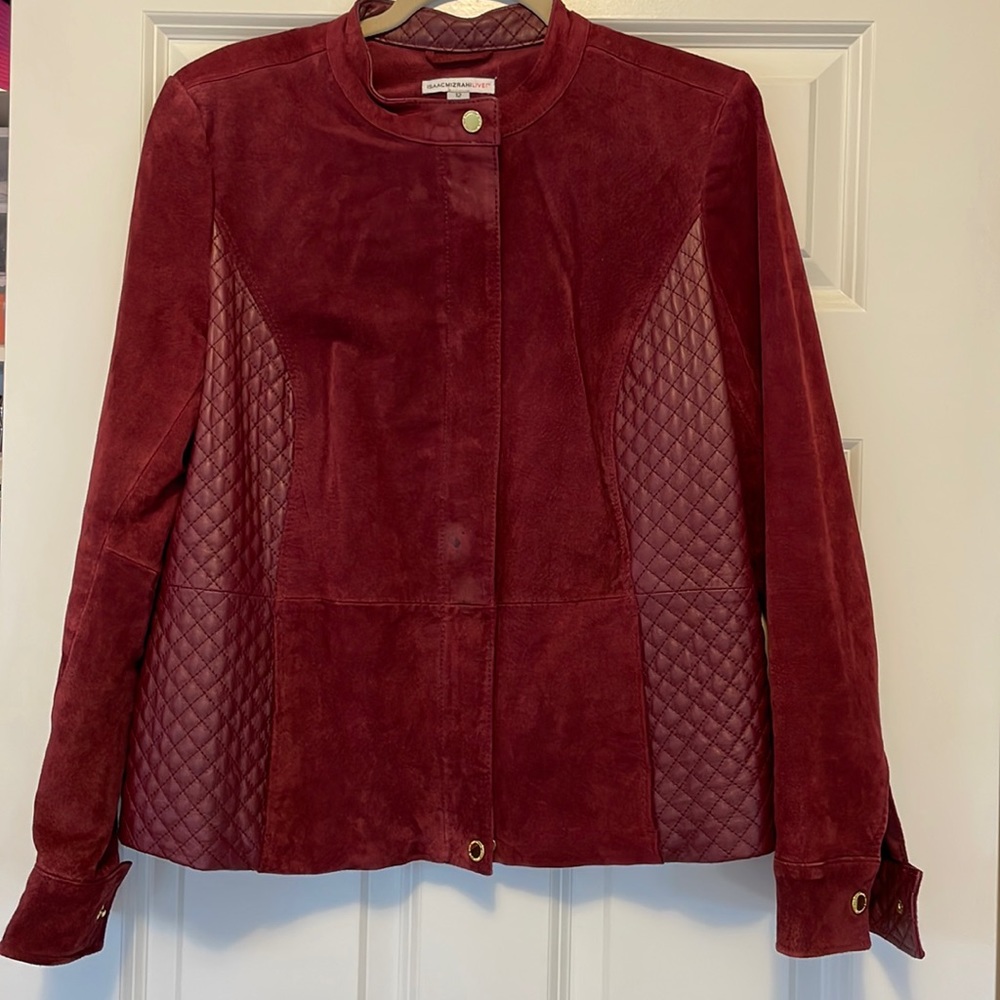 Isaac Mizrahi Live suede and quilted leather jacket with pockets.Burgundy color